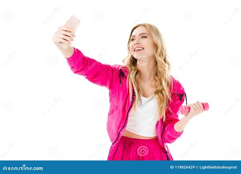 Mulher Loura Na Roupa Cor De Rosa Que Guarda O Peso E Que Toma O Selfie Imagem De Stock Imagem