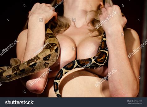 Im Genes De Naked Woman Python Im Genes Fotos Y Vectores De