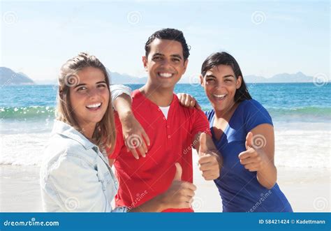 Grupo De Tres Personas Latinas Felices En La Playa Foto De Archivo