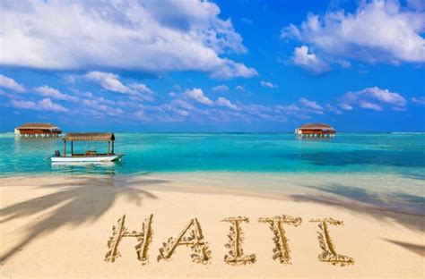 Playas tranquilas, cascadas y montañas cubiertas de pinares salpican el asombroso y variado paisaje de haití, que nada tiene que envidiar a la belleza natural de cualquier otro país caribeño. Fotos: haiti playas | La palabra Haití en playa — Foto de ...
