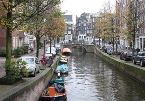 הולנד הירוקה והמרווחת היא אחת המדינות עם צפיפות האוכלוסייה הגדול ביותר באירופה (380 איש לקמר) ורוב האוכלוסייה מתרכזת הולנד מדינה מאד ליבראלית. הולנד