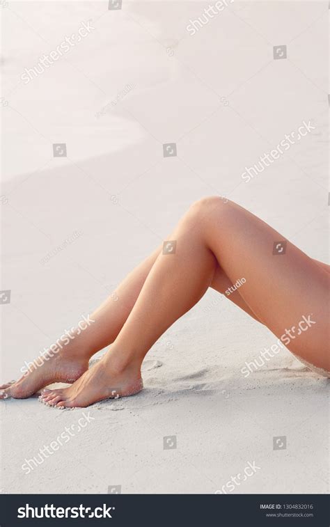 Sexy Suntan Bikin Woman Legs Relaxing Foto De Stock 1304832016