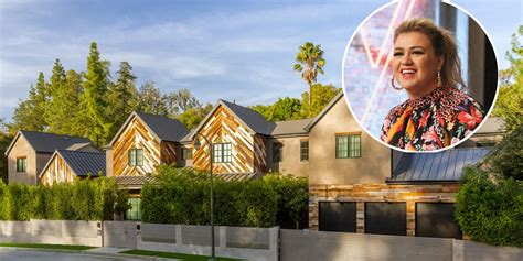 Kelly Clarkson Sells Her Los Angeles Farmhouse For 824 Million
