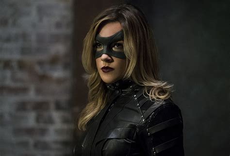 Comic Con Katie Cassidy Returning As A Series Regular Across