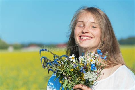 Pretty Girl With A Bouquet In The Field Stockfoto Bild Von Freiheit