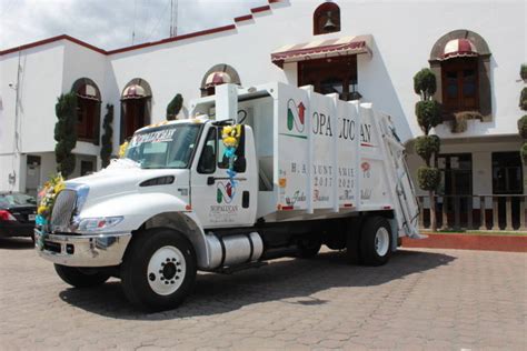 Alcalde Entrega Camión Recolector De Basura En Beneficio De La