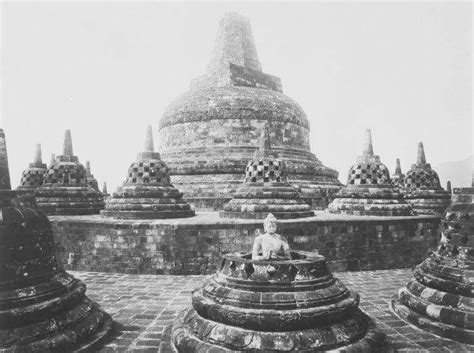 Candi Borobudur Memiliki Struktur Dasar Punden Berundak Dengan Enam Pelataran Berbentuk Bujur