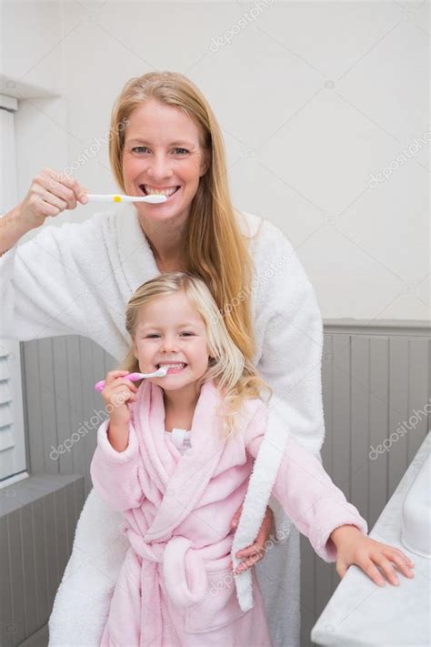 Madre E Hija Cepillándose Los Dientes — Foto De Stock