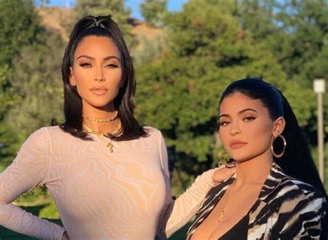 Kylie Jenner Lijkt Sprekend Op Kim Kardashian In Haar Instagram Post