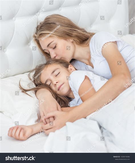 Mom Daughter Sleep Together On Bed Stockfoto 1030018486 Shutterstock