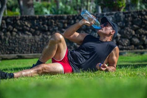 Premium Photo Sporty Man Drinking Water In The Park