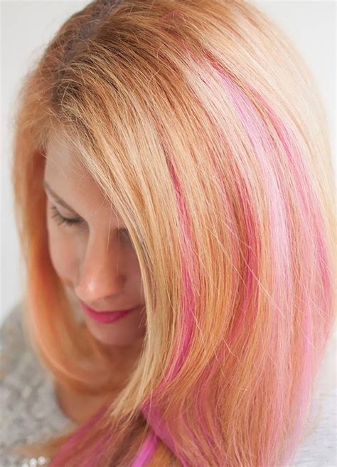 Розовые пряди на светлых волосах