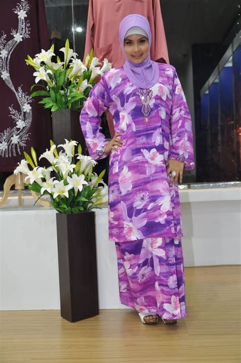 In the modern version, the fold on the skirt (the right) does not necessarily start from the waistline. QADEEJA COLLECTIONS: Koleksi Baju Kurung Moden