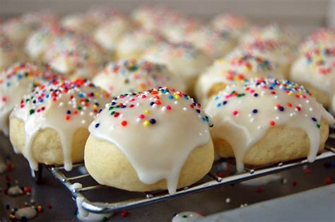 Around the holidays, i feel like it's inevitable that i'll get into a cookie discussion with someone. Auntie Mella's Italian Soft Anise Cookies - The Apron Archives