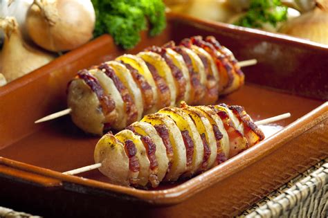 Accompagnata con gustose patate, l'orata al forno è ideale per una cena o un pranzo importanti, dove il gusto si sposa con la leggerezza. Spiedini di patate e pancetta
