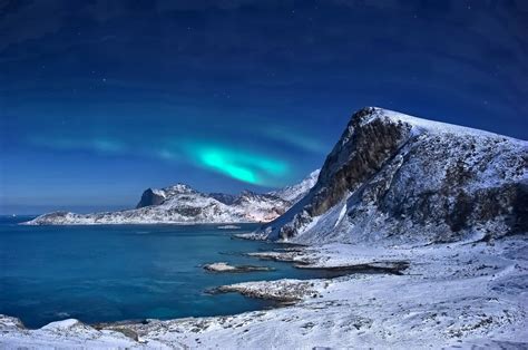 Luzes Do Norte Paisagem De Inverno Montanhas De Neve Mar Ilhas Noruega