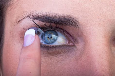 6 Health And Safety Basics Of Using Contact Lenses While Wearing Makeup