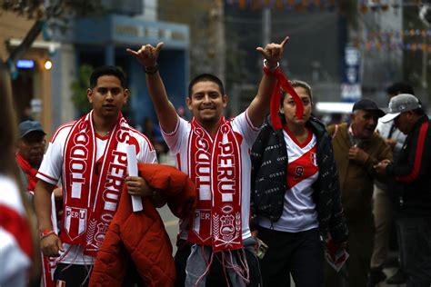 Hinchas De La Selección Peruana De Fútbol Llegan Al Estadio Nacional Galería Fotográfica