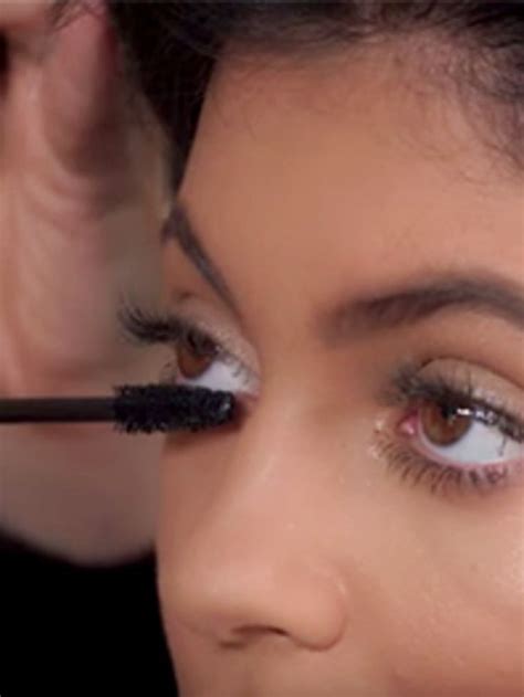 The Mascara Trick Kylie Jenners Makeup Artist Uses For Bigger Eyes Mascara Tips Mascara