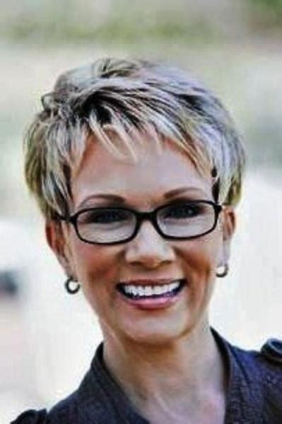 2024 latest short hairstyles for women who wear glasses