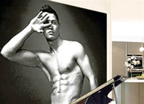 Ronaldo thích chụp nude để ngắm