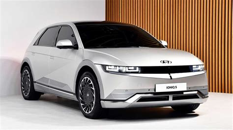 The ioniq 5 (stylized as ioniq 5) is an electric compact crossover suv produced by hyundai. 2022 Hyundai Ioniq 5 Revealed With Concept Look, Ultra ...