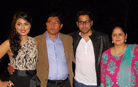 Hina khan is currently unmarried. Hina Khan Family Photo, Age, Marriage, Husband, Father ...