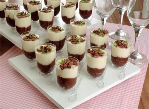 Como fazer o mousse simples de morango com chocolate. Brigadeiro e mousse de copinho - Guia da Cozinha em 2020 ...