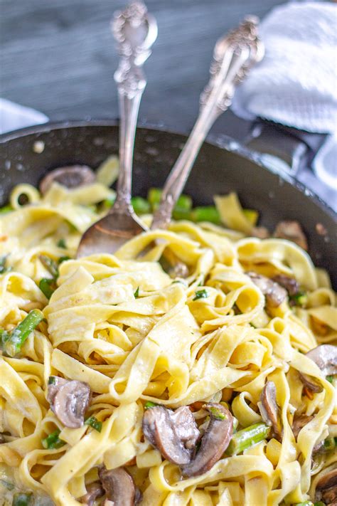 Creamy Pasta with Asparagus and Mushrooms - thekittchen