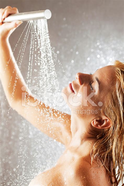 Innecesario Me preparé Borde bañandose en la ducha Especificado