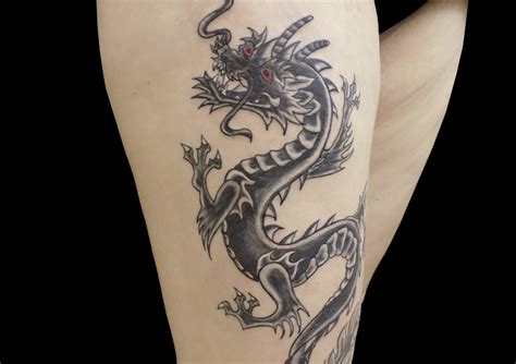 Hodně zdaru při pořízení tetování a štěstí při výběru vhodného umělce a motivu. TETOVÁNÍ NA STEHNO DÁMY - Tattoo Eklipse