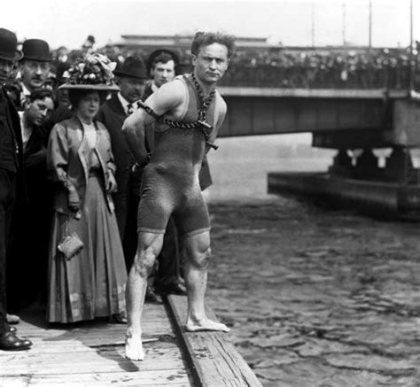 Harry Houdini Foto Corbis Harry Houdini History Historical Photos