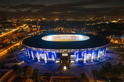 The arena of the stadium covers 11,150 square meters, and the football field out of this is 105×68 meters. Hírek Ma - Kivilágították a Puskás Stadiont, elment a ...