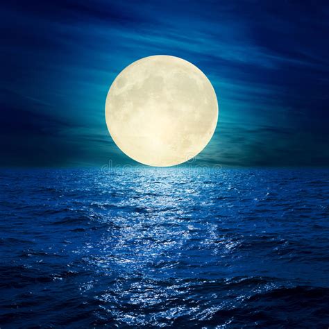 Pleine Lune En Nuages Au Dessus De Leau Photo Stock Image Du Over