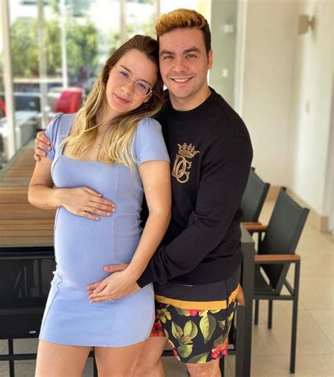 Contra ele havia três mandados de prisão em aberto. Luccas Neto revela nome do filho e relembra aborto sofrido ...