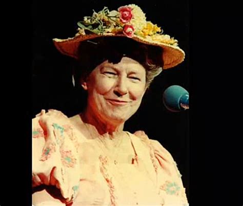 Minnie Pearl Is A Country Music Legend