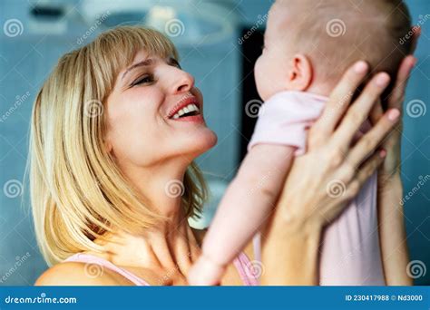 glad glad glad och glad familj mor och barn som kysser skratt och kramning arkivfoto bild av
