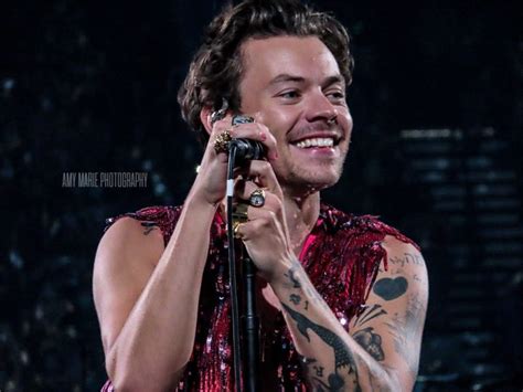 harry styles kicks off dazzling love on tour shows