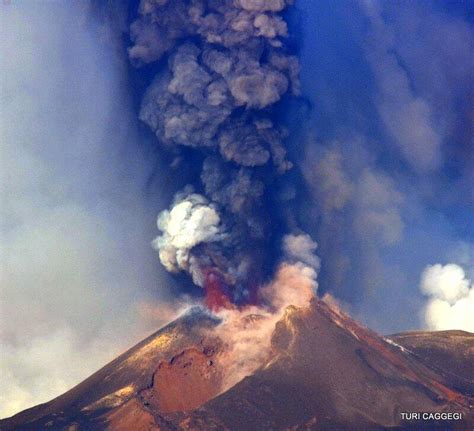 Per tutta la sera di domenica l'eruzione dell'etna ha dato spettacolo agli abitanti della costa est della sicilia e della calabria (foto di alessandro lo piccolo, da twitter). L'Etna si risveglia, le foto della nuova eruzione del ...