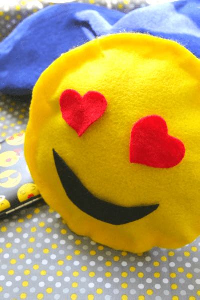 How To Make A No Sew Heart Face Emoji Pillow This Mama Loves
