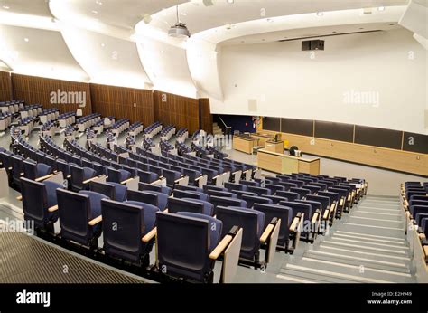 Aula universitaria o auditorios Grandes vacíos en el aula universitaria Fotografía de stock Alamy