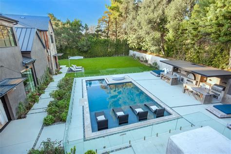 Hot Property Kelly Clarkson Selling Encino Mansion Los Angeles Times