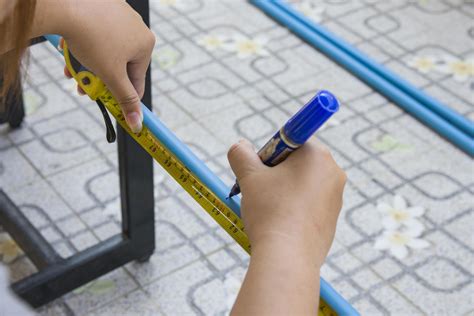 Los Trabajadores Usan Cinta Métrica Para Medir La Longitud De La