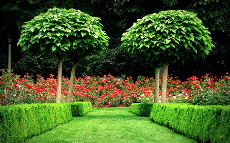 Bedroom flower beds landscaping ideas grant bed make via. 7 Flower Garden Designs You'll Love