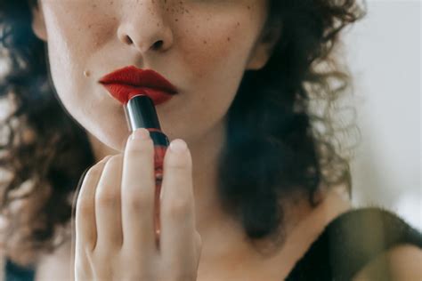 Femme Avec Rouge à Lèvres Tenant Son Visage · Photo Gratuite