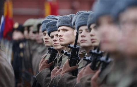 Fotos Soldados Rusos Con Uniformes Históricos Marcharon En La Plaza