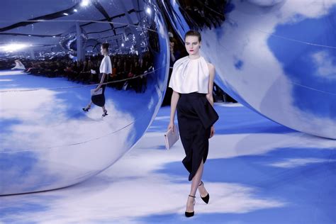 Browse 3,046 christian porter stock photos and images available, or start a new search to explore. Christian Dior Prêt-à-Porter Automne Hiver 2013-2014 ...