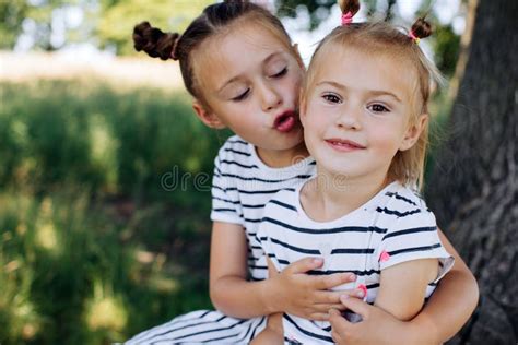 Die Schwester Möchte Ihre Kleine Schwester Zu Küssen Glückliche Kinder