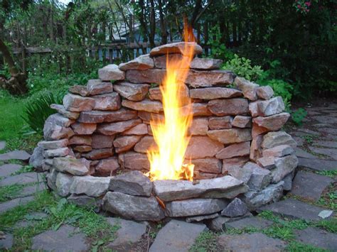 10 Fire Pit Ideas With Rocks