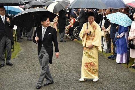 Japans New Imperial Couple Puts Relaxed Face On Monarchy Gma News Online